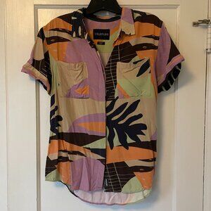 WILDFANG Empower Short Sleeved Button-Up Shirt - size Small
